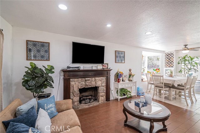 Detail Gallery Image 7 of 22 For 29441 Florabunda Rd, Canyon Country,  CA 91387 - 3 Beds | 2 Baths