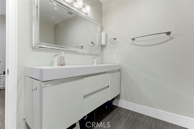 Detail Gallery Image 20 of 41 For 1881 Alpha Rd #17,  Glendale,  CA 91208 - 2 Beds | 3 Baths