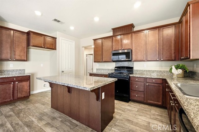 Detail Gallery Image 13 of 50 For 3715 Bur Oak, San Bernardino,  CA 92407 - 4 Beds | 3 Baths