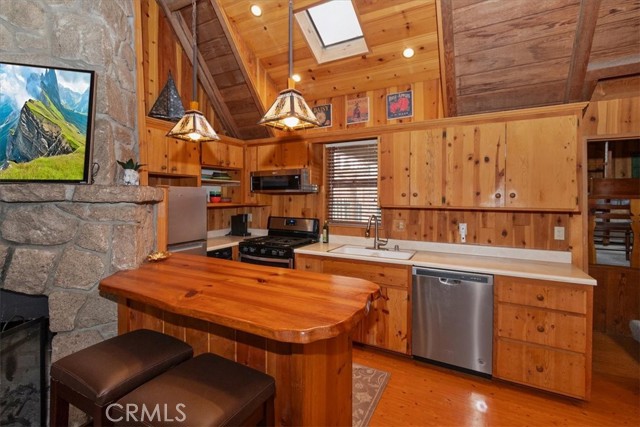 Detail Gallery Image 12 of 17 For 295 Sunset, Lake Arrowhead,  CA 92352 - 3 Beds | 2 Baths