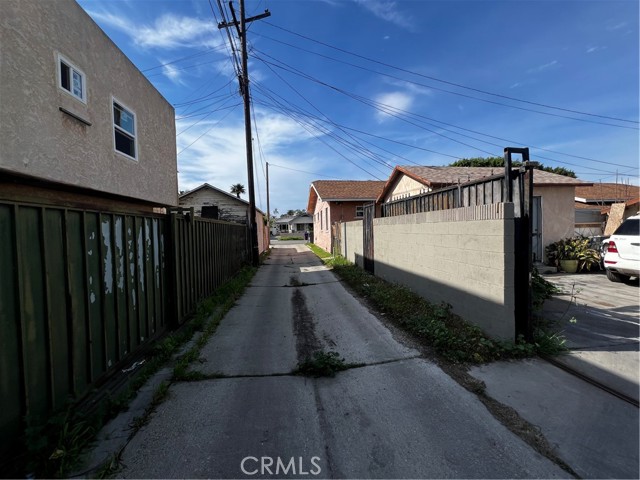 Detail Gallery Image 10 of 34 For 910 E 19th, Long Beach,  CA 90806 - 4 Beds | 3 Baths