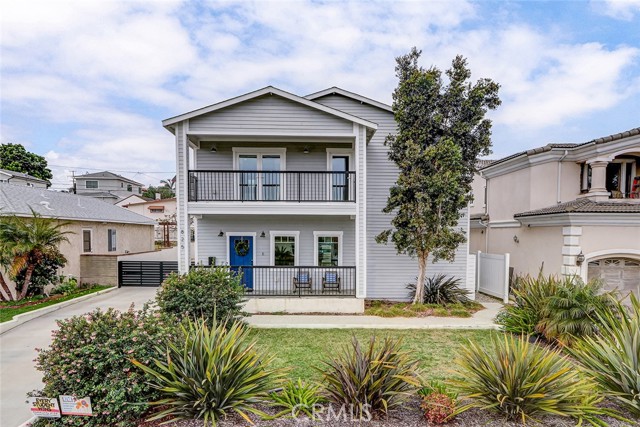 Detail Gallery Image 2 of 52 For 825 Center, El Segundo,  CA 90245 - 4 Beds | 3 Baths