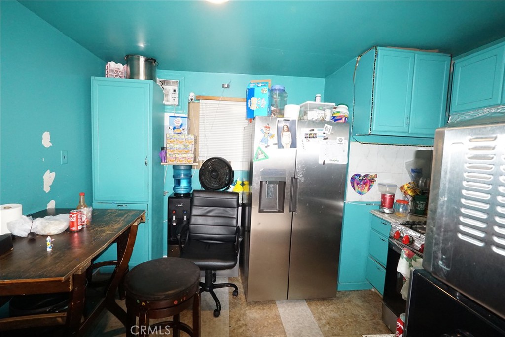 https://media.crmls.org/medias/27b8c45f-6177-4b44-9893-b58073d0bee1.jpg?preset=X-Large