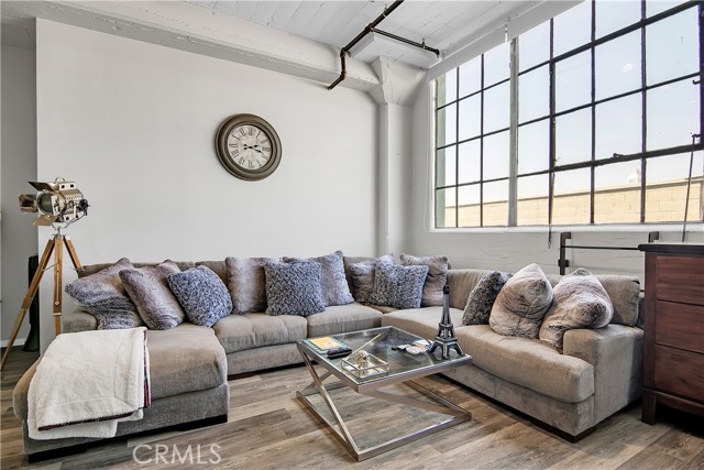 420 S San Pedro Street, Los Angeles CA: https://media.crmls.org/medias/27ba96d2-162f-480d-9a4c-d12187e275b6.jpg