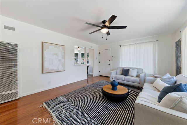 5536 Linden Avenue, Long Beach CA: https://media.crmls.org/medias/27bc4edf-cb20-476f-9601-86abb53f8666.jpg