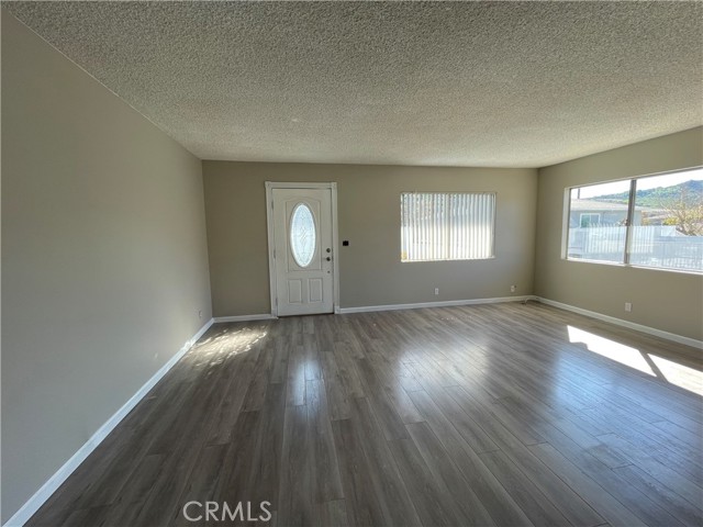 Detail Gallery Image 2 of 26 For 28164 Robin Ave, Saugus,  CA 91350 - 2 Beds | 1 Baths