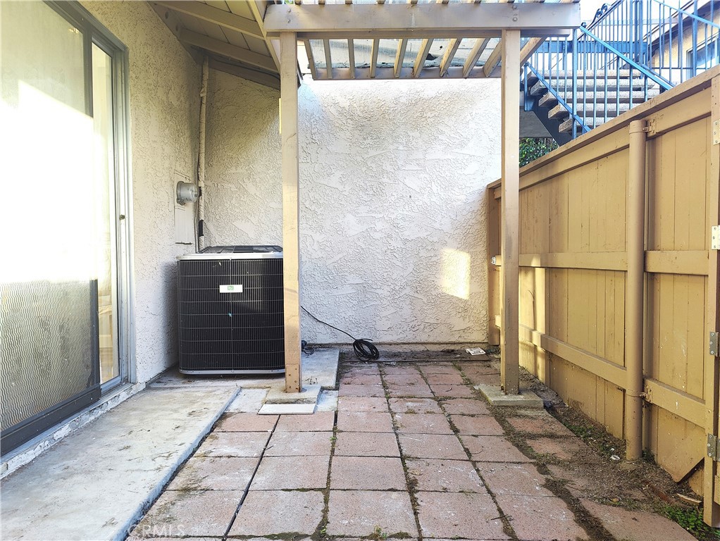 https://media.crmls.org/medias/27c1c1c6-5d89-47b7-802d-9338c3d5b6df.jpg?preset=X-Large