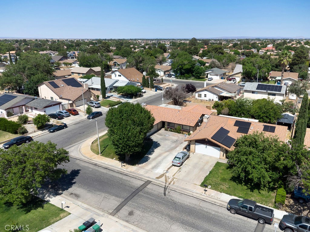 https://media.crmls.org/medias/27c26cd6-ba82-4fa4-bd39-a062351f423c.jpg?preset=X-Large