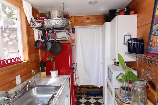 Detail Gallery Image 2 of 24 For 1109 Scenic Way, Rimforest,  CA 92378 - 2 Beds | 1 Baths