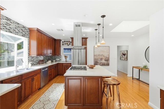 Detail Gallery Image 10 of 39 For 1025 N Screenland Dr, Burbank,  CA 91505 - 3 Beds | 2 Baths