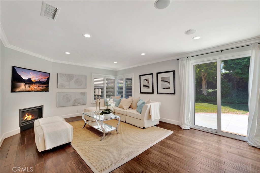 MLS #OC25183386 img 12