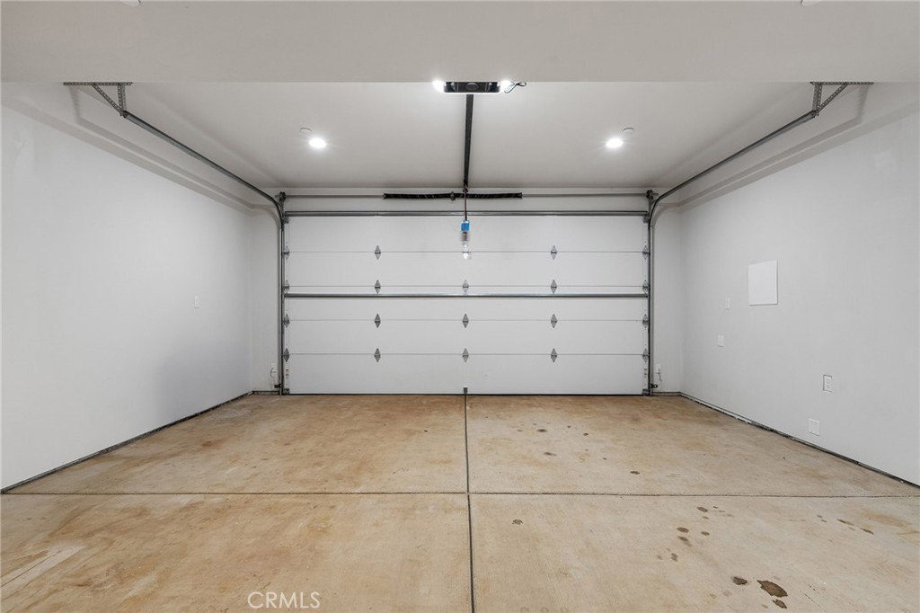https://media.crmls.org/medias/27c6b5ef-7f79-4836-9cf3-97e68edb22fc.jpg?preset=X-Large