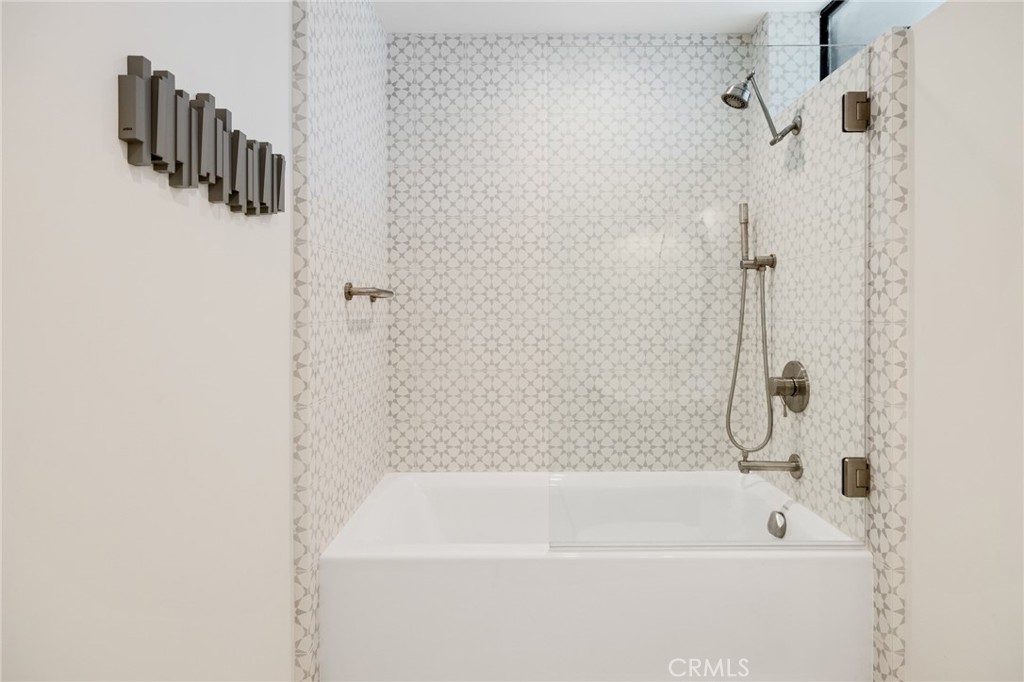 https://media.crmls.org/medias/27ca7bff-b523-4144-9a3e-10e266b44c8f.jpg?preset=X-Large