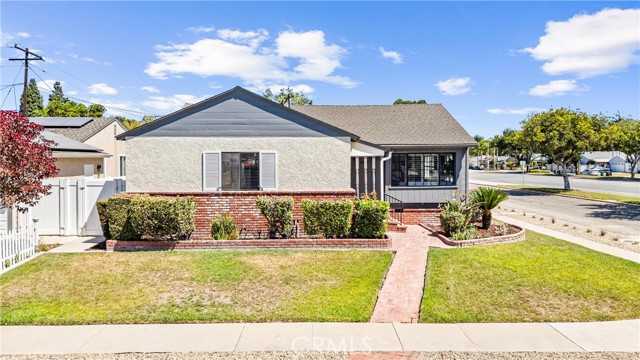 6557 E Walkerton Street, Long Beach CA: https://media.crmls.org/medias/27ceaa76-abd9-47db-965b-1489eed2068d.jpg