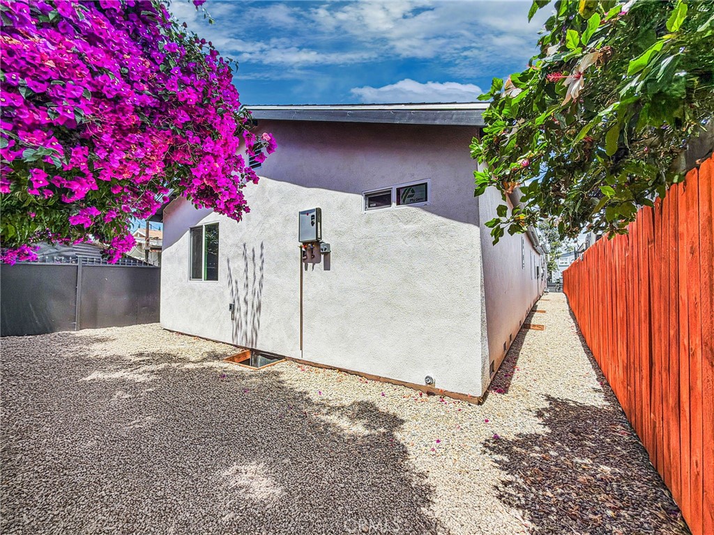 https://media.crmls.org/medias/27cfec9a-2bcd-40c2-95c1-cbaf247b9887.jpg?preset=X-Large