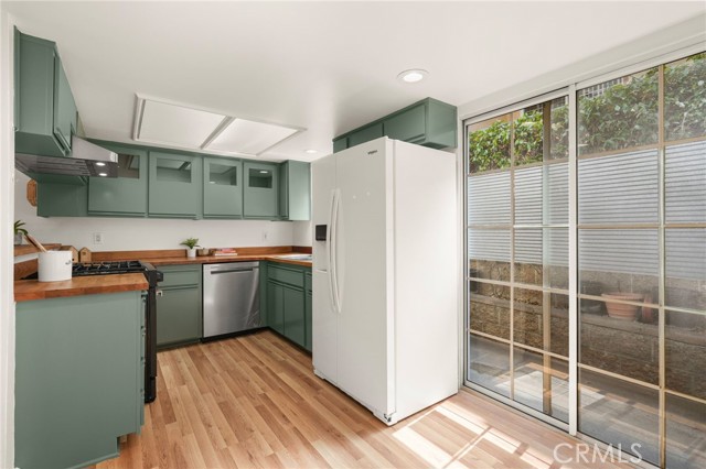 Detail Gallery Image 7 of 27 For 305 E Valencia Ave #E,  Burbank,  CA 91502 - 2 Beds | 2/1 Baths