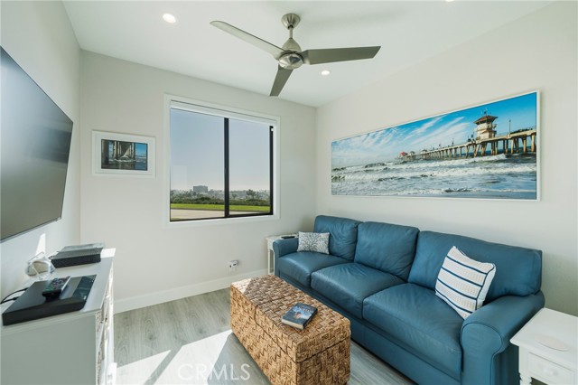 Detail Gallery Image 26 of 59 For 230 Lille Lane #113,  Newport Beach,  CA 92663 - 3 Beds | 3 Baths