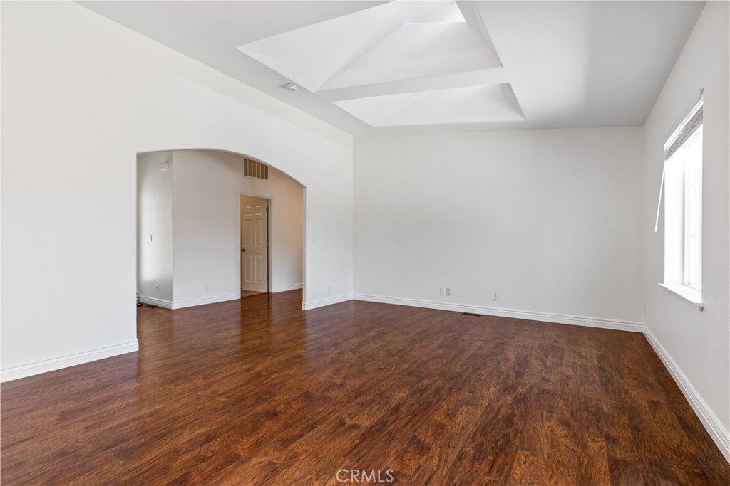 https://media.crmls.org/medias/27d26d98-f854-410d-88e9-f7ce52ae6ea4.jpg?preset=X-Large