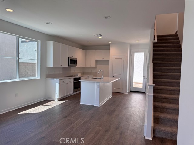 Detail Gallery Image 2 of 5 For 16512 Botanical Ln, Fontana,  CA 92336 - 4 Beds | 3 Baths