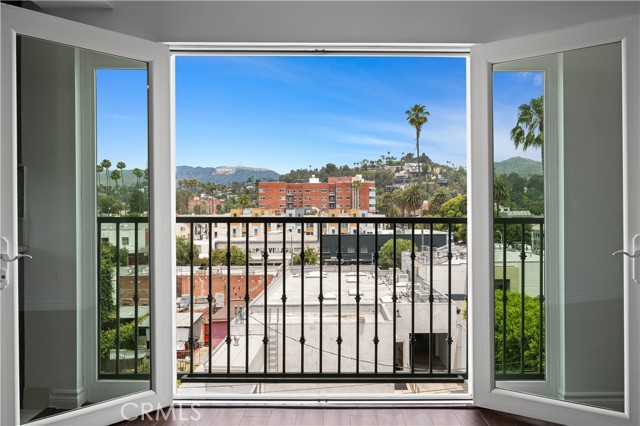 5633 Carlton Way, Hollywood CA: https://media.crmls.org/medias/27d41026-b9cd-4aab-ade2-9a89d206a4d6.jpg