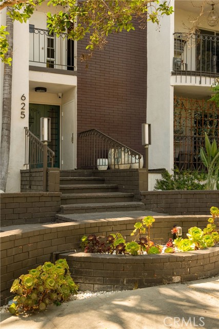 625 Flores Street, West Hollywood CA: https://media.crmls.org/medias/27d44dae-fc50-4327-978e-6882be6cf4d2.jpg