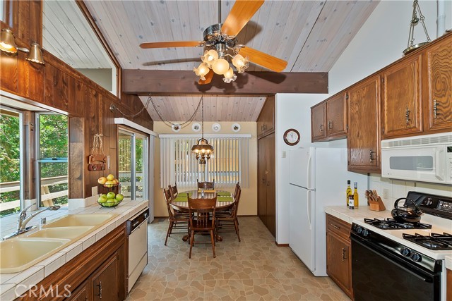 Detail Gallery Image 13 of 45 For 965 Lausanne Dr, Crestline,  CA 92325 - 4 Beds | 2/1 Baths