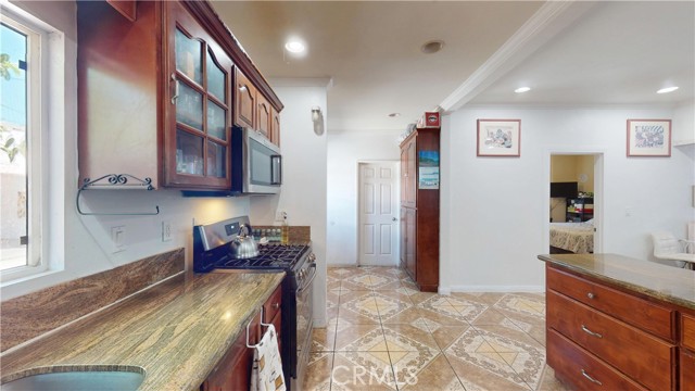 5854 Woodlawn Avenue, Los Angeles CA: https://media.crmls.org/medias/27d6cb8f-c04d-4af7-a10b-6f6b752f7c72.jpg