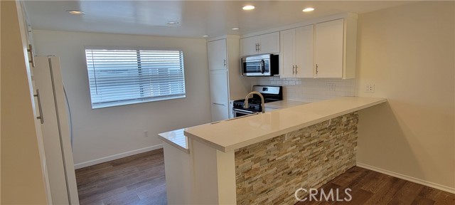 4251 W Sarah Street, Burbank CA: https://media.crmls.org/medias/27d833bf-f90d-4774-a1e7-8d46383747c3.jpg