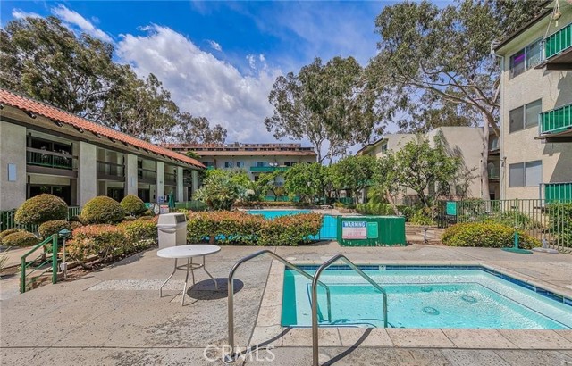 Detail Gallery Image 8 of 9 For 5460 White Oak, Encino,  CA 91316 - 2 Beds | 2 Baths