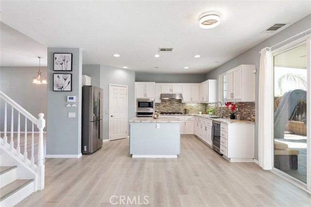 Detail Gallery Image 14 of 59 For 41041 Crimson Pillar Lane, Lake Elsinore,  CA 92532 - 4 Beds | 2/1 Baths