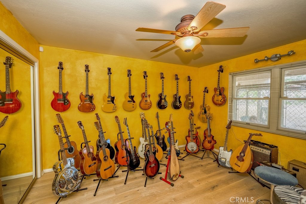 https://media.crmls.org/medias/27dd49f8-f83c-4917-a283-1ded719069e4.jpg?preset=X-Large