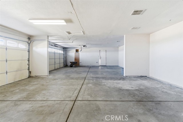 6895 Coyote Rd, Phelan CA: https://media.crmls.org/medias/27dd65f0-487e-454f-96a2-6300dfb5e952.jpg