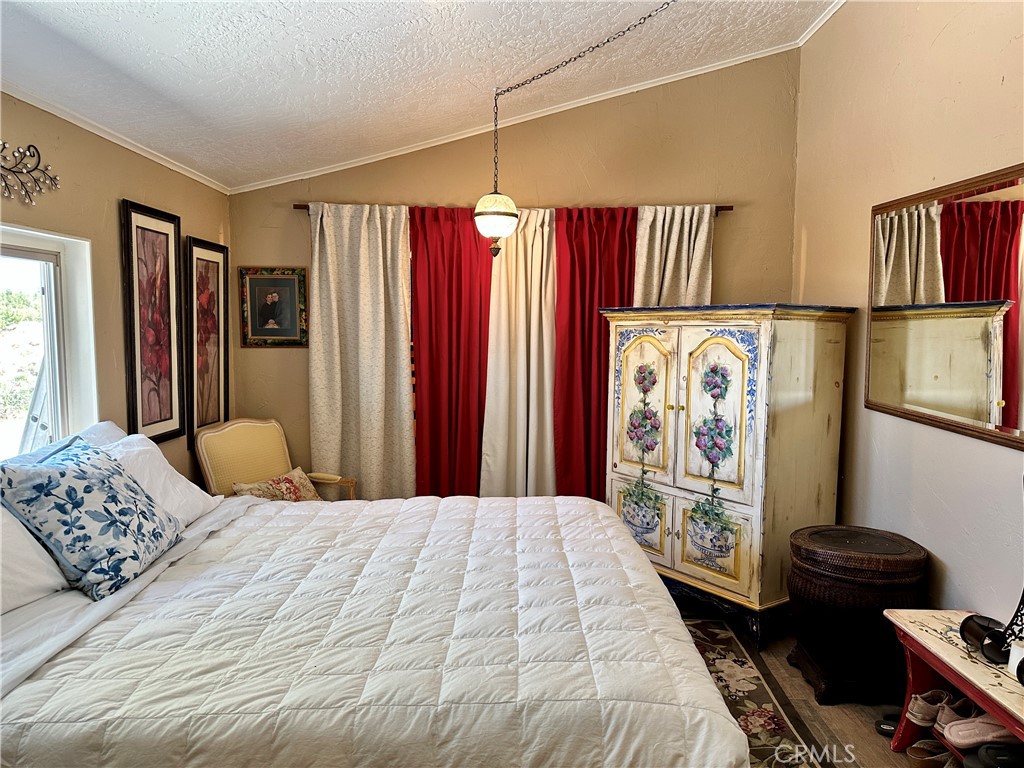 https://media.crmls.org/medias/27de15ca-a739-44ee-8af5-5a6e435484ab.jpg?preset=X-Large