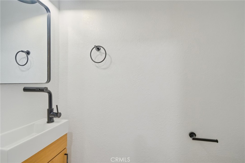 https://media.crmls.org/medias/27de5b02-f66a-4376-9eba-df997f0e0c37.jpg?preset=X-Large