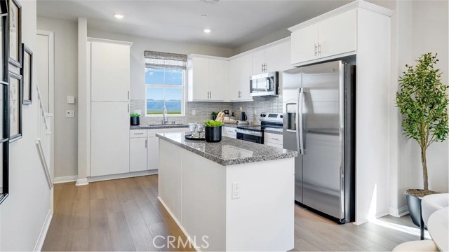 Detail Gallery Image 3 of 20 For 1301 Galaxy Way, Rialto,  CA 92376 - 4 Beds | 3 Baths