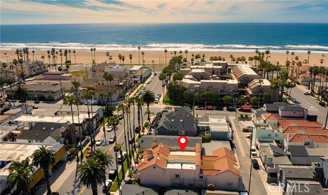 Detail Gallery Image 4 of 5 For 213 12th St, Huntington Beach,  CA 92648 - 3 Beds | 3 Baths