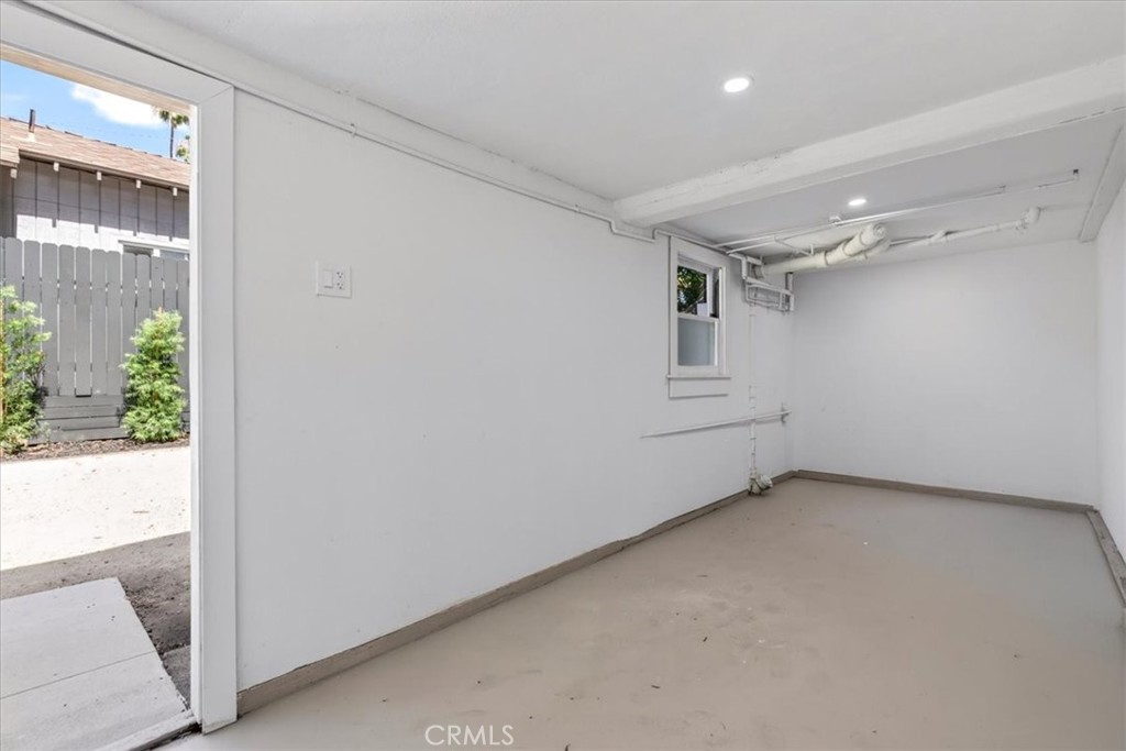 https://media.crmls.org/medias/27e5fa37-2f54-4e57-b908-b68457560402.jpg?preset=X-Large