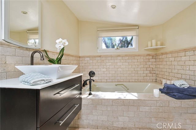 Detail Gallery Image 19 of 40 For 8383 Wyndham Rd, Los Angeles,  CA 90046 - 3 Beds | 2/1 Baths