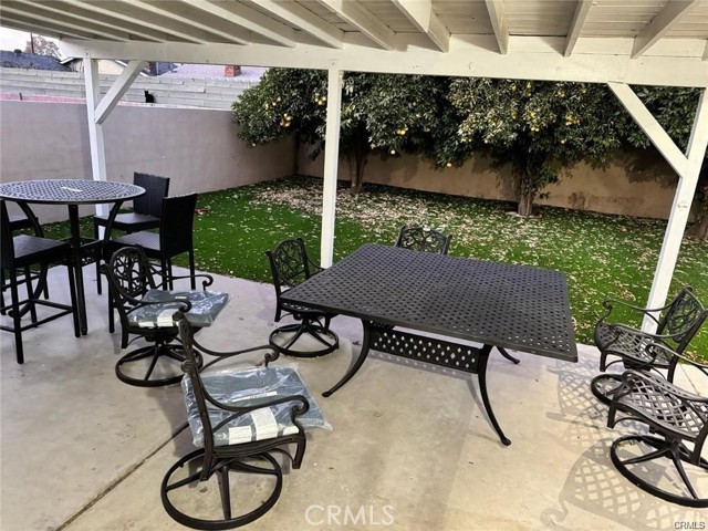 Detail Gallery Image 4 of 7 For 19023 Cantlay St, Reseda,  CA 91335 - 4 Beds | 2 Baths