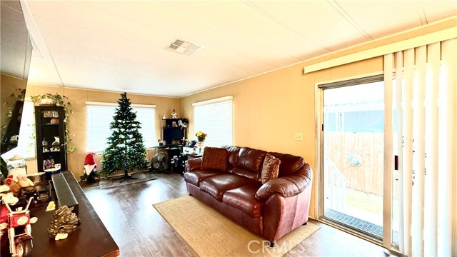 25521 Lincoln Avenue, Hemet CA: https://media.crmls.org/medias/27edd5e4-ec53-4584-93e0-90fbab3e1d55.jpg