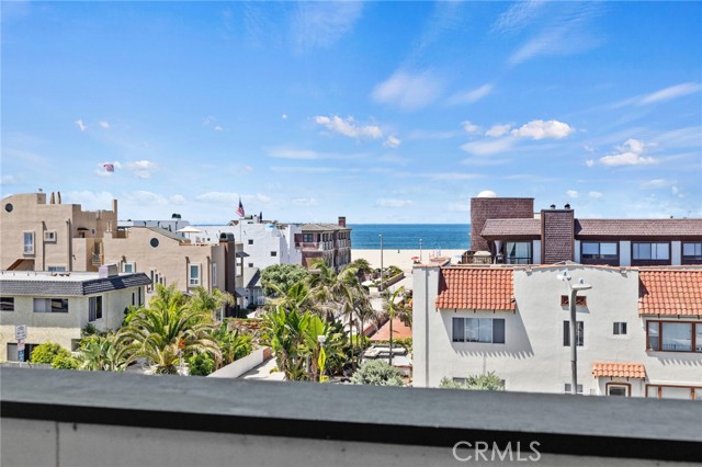 404 Hermosa Avenue, Hermosa Beach CA: https://media.crmls.org/medias/27f139f9-7fc8-4e1c-968a-5527c894a068.jpg