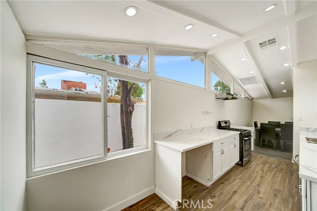 Detail Gallery Image 13 of 43 For 19706 Victory Bld, Woodland Hills,  CA 91367 - 4 Beds | 2 Baths
