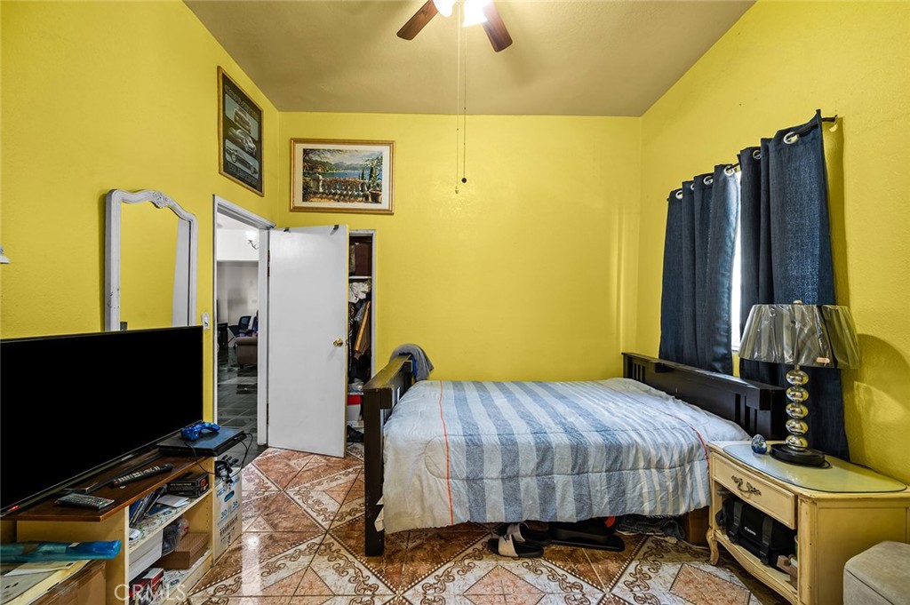 https://media.crmls.org/medias/27f88707-d517-4d89-8184-6ca5d674650d.jpg?preset=X-Large