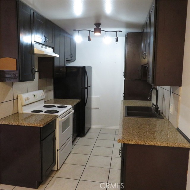 545 Chestnut Avenue, Long Beach CA: https://media.crmls.org/medias/27f8dda6-9e43-4a50-b209-6c44a8c59122.jpg