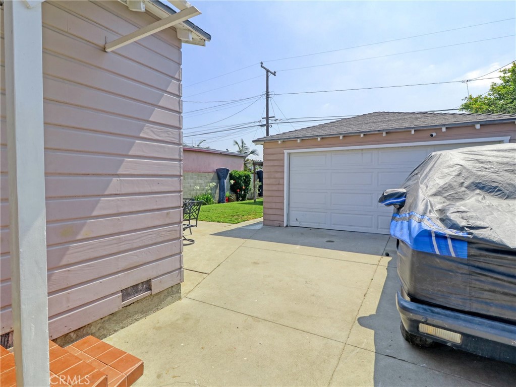 https://media.crmls.org/medias/27f981a0-c163-4bdf-a1ef-81733a1a5a0b.jpg?preset=X-Large