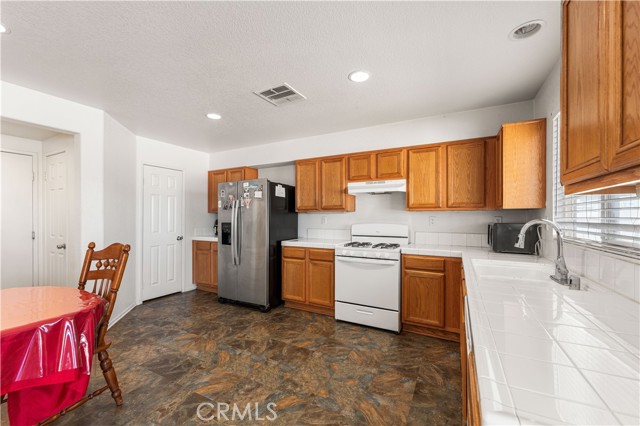 16029 White Mountain Place, Victorville CA: https://media.crmls.org/medias/27fc8428-2050-4625-84c2-b04e7ed051b8.jpg