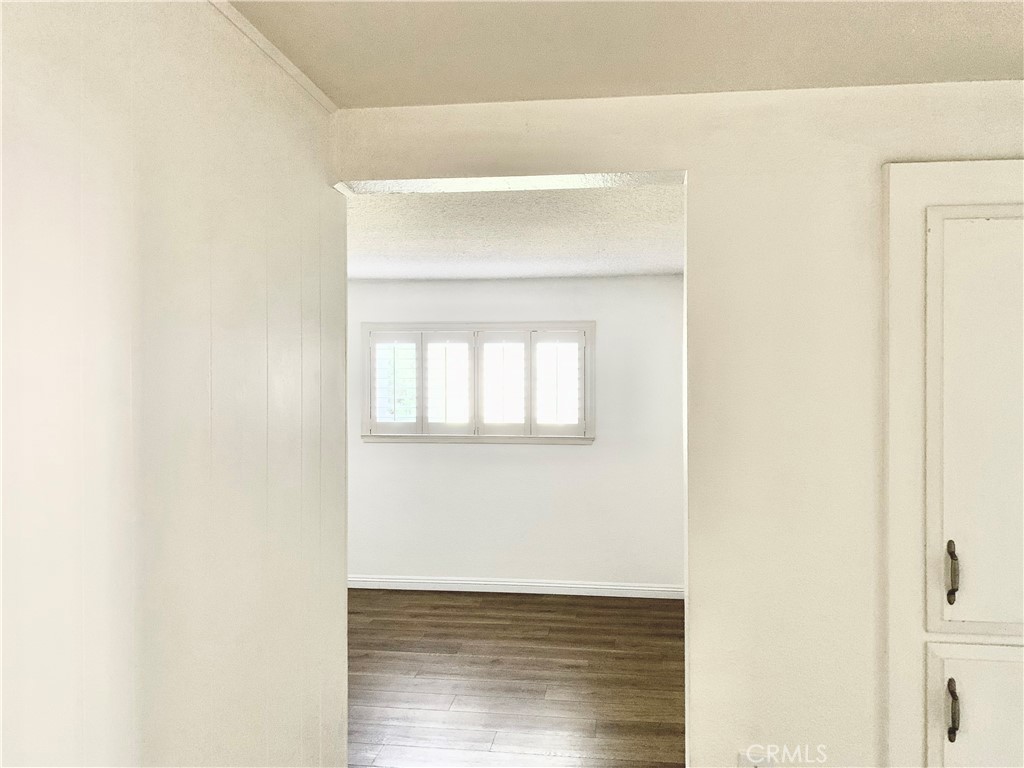 https://media.crmls.org/medias/27ff397c-9d4d-4013-bf42-ae90b01c5e77.jpg?preset=X-Large