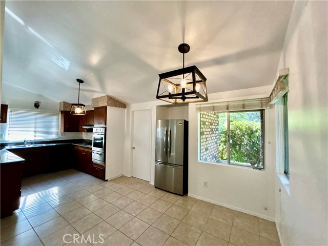 Detail Gallery Image 5 of 13 For 20553 Oxnard St, Woodland Hills,  CA 91367 - 3 Beds | 2 Baths