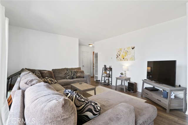 Detail Gallery Image 4 of 7 For 13616 Cornuta Ave, Bellflower,  CA 90706 - 4 Beds | 1/1 Baths