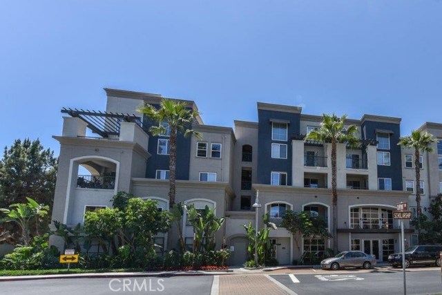 2324 Scholarship Irvine, California Upscale Condo located at Avenue 1 One complex. Bright 2 Bedroom suites with designer style granite countertop kitchen. Hardwood flooring at the entry door and throughout the kitchen floor. The unit also includes washer, dryer, and refrigerator. Great amenities include the Clubhouse, Gym, swimming pool, Spa, Basketball court, and Business center. The Onsite manager is available during the day with security patrol. This is a quiet gated community with 2 reserved parking spaces that are close to UCI, 405 Freeway, Park Place Shopping center, and Newport Fashion Island.